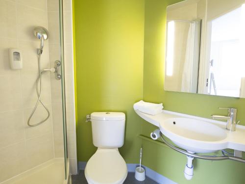 Ένα μπάνιο στο B&B HOTEL Auxerre Monéteau