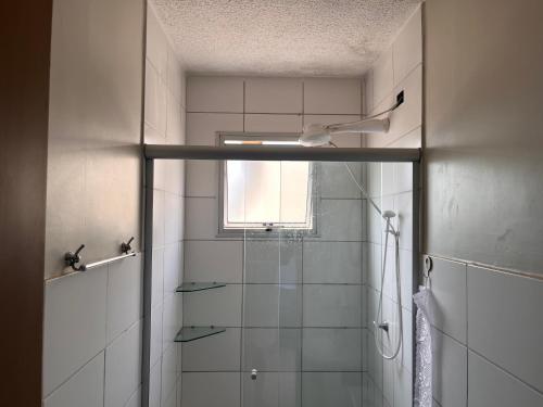 a bathroom with a shower with a glass door at Quarto Premium c Ar e Wi-Fi - Próximo à Ponte JK in Brasília