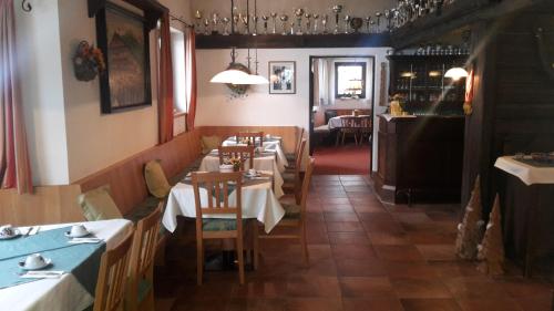 une salle à manger avec des tables et des chaises dans un restaurant dans l'établissement Hirzingerhof, à Westendorf