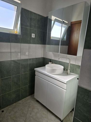 un bagno con lavandino e specchio di Golden Flow a Espargos