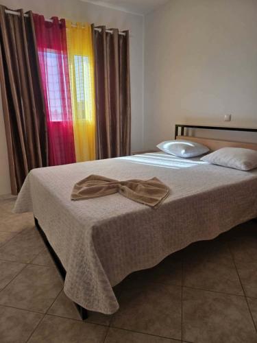 una camera da letto con un letto con un fiocco sopra di Golden Flow a Espargos