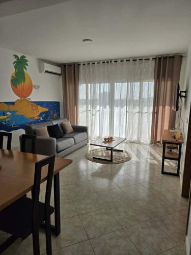 un soggiorno con un divano e un tavolo di Golden Flow a Espargos