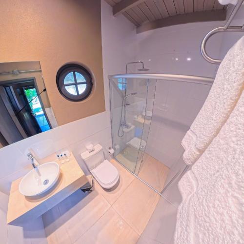 ein Badezimmer mit Dusche, Toilette und Waschbecken in der Unterkunft Hotel Talice in Trinidad