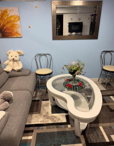a teddy bear sitting in a living room with a tub at Appartement Cool à Longueuil Plan A in Longueuil