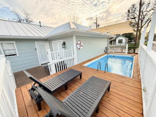 a backyard with a pool and a deck with a picnic table at Sweet Houston, 14 People, 4 Bethroom, 2 Full Restrooms in Houston