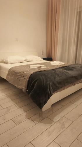 133 Sokratous, Black marble.