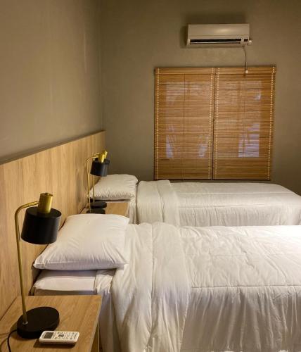 ein Zimmer mit drei Betten und einem Fenster in der Unterkunft Hotel Talice in Trinidad