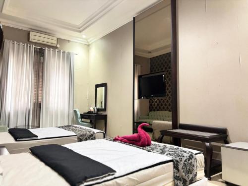 a room with two beds and a pink stuffed animal at Pavotel Style Naz Hotel in Kamparganya