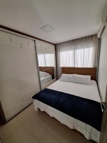 a bedroom with a large bed in a room at Blue Hope, 467, LUXO em Vitória ES in Vitória