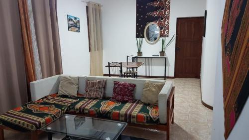 un soggiorno con un divano e un tavolo di Topklass homes a Praia