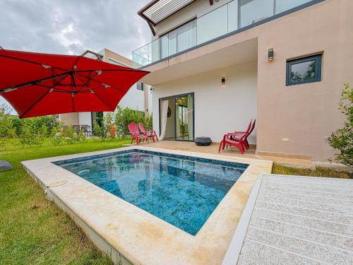 Tropical Poolside Villa in Vistacana Near Airport
