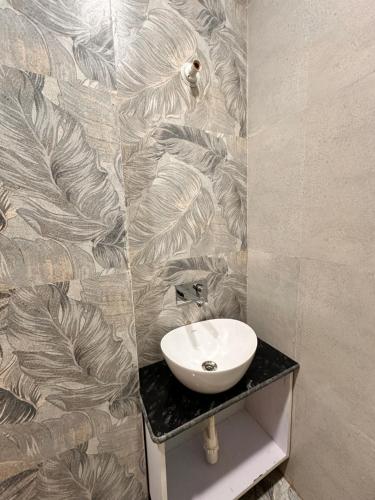 a bathroom with a sink and a wall at Hotel RK Palace Vrindavan - Near Bankey Bihari and Prem Mandir in Vrindāvan