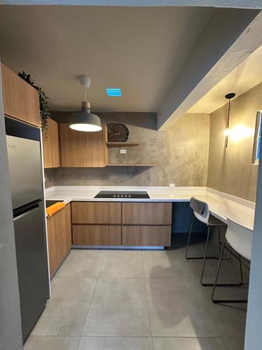 une cuisine avec des armoires en bois et un comptoir blanc dans l'établissement Villa Bamboo, à San Juan