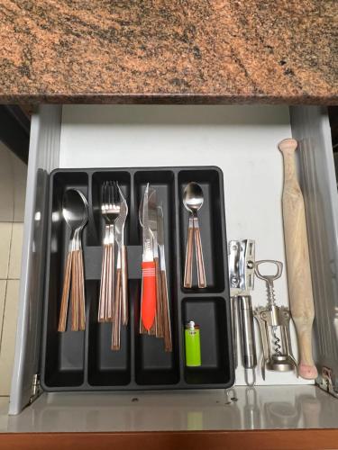 un vassoio nero con utensili su un bancone della cucina di MD1 Studio a Dubai