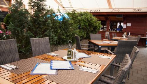 un tavolo in legno in un ristorante con tavoli e sedie di Penzion Franko a Zvolen