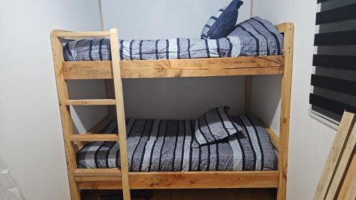 a couple of bunk beds in a room at Casa en Panguipulli in Neltume