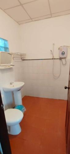 a bathroom with a toilet and a sink at Phonevichith Riverside Hotel Houayxai in Ban Khonkèo