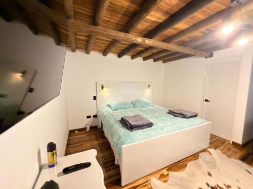 a bedroom with a bed in a room at WOODEN HOUSE Hermoso alojamiento en Llanogrande Rionegro cerca a Medellín & Aeropuerto JMC in Rionegro