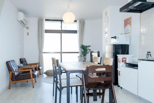 a kitchen and dining room with a table and chairs at 高松の宿晴れとケ in Takamatsu