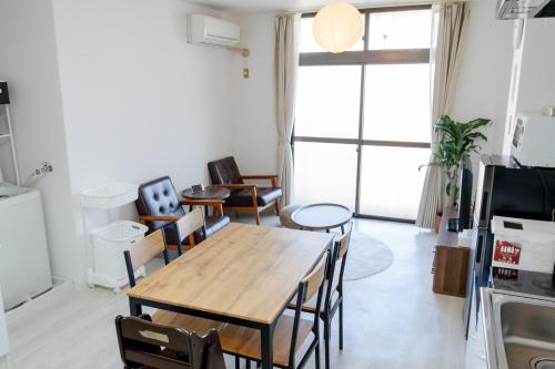 a kitchen and dining room with a table and chairs at 高松の宿晴れとケ in Takamatsu
