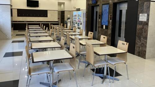 a row of tables and chairs in a classroom at Toyoko Inn Toride-eki Higashi-guchi in Toride