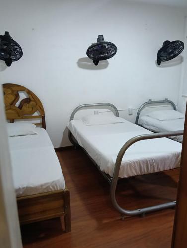 a room with three bunk beds in a room at Apartamento Victoria B in Ríohacha