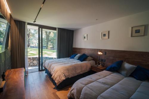 a bedroom with two beds and a couch at Casa Tutuli in Coajomulco
