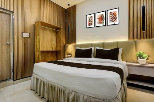 a bedroom with a large bed in a room at OYO Collection O George Town in Colonelganj