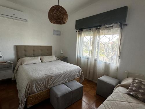 a bedroom with two beds and a window at Casa independiente con estufa a leña in Minas
