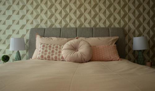 a large bed with a pillow on top of it at Casa Consulado Creta in Manuel F. Martínez