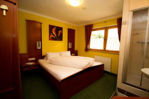 カップルにあるApart Mountain-feelingのベッドルーム1室(黄色の壁のベッド1台、シンク付)