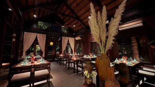 La Lua Resort Ninh Binh — Restaurant/places to eat