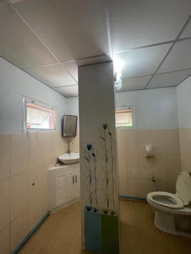 a bathroom with a toilet and a sink at Kitti Homestay in Phra Nakhon Si Ayutthaya