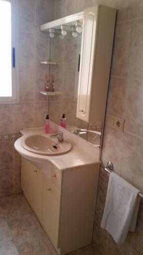 Un baño con lavabo y ducha con espejo. en Pasarela Apartment, en Valencia