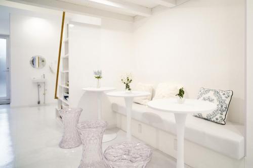 a white room with two sinks and two vases at Casa Blanca Guesthouse in Nagasaki