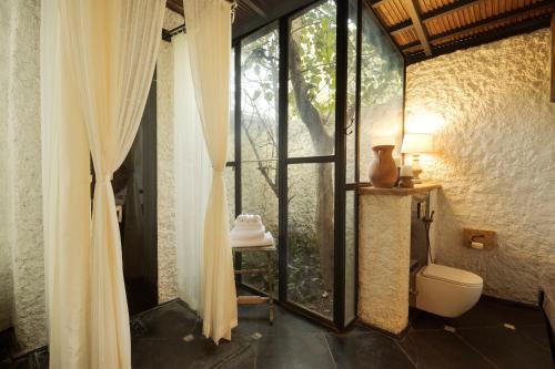ein Badezimmer mit Toilette und großem Fenster in der Unterkunft The Sen - Lansdowne in Dogadda