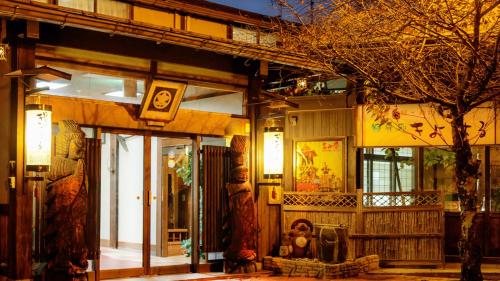 a building with a sign in front of it at 緑風苑 きよはる Ryokufuen Kiyoharu in Takayama