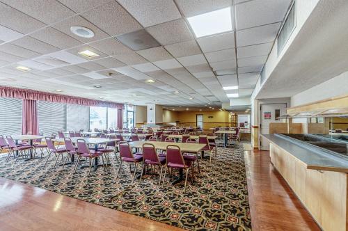 a dining room with tables and chairs in a restaurant at Motel 6-Dumfries, VA in Dumfries