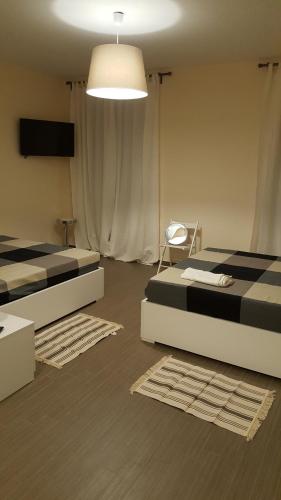 コルマーノにあるB&b La Corte di Brusuglioのベッドルーム(ベッド2台、照明付)