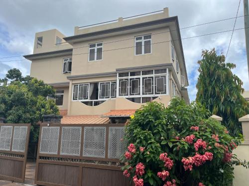 BR Court Apartment - 21 Sternes Avenue - 3 Bedrooms