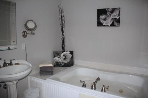 a bathroom with a bath tub and a sink at Tandem Bike Inn in Belmar