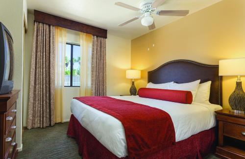 WorldMark Havasu Dunes في مدينة ليك هافاسو: غرفة فندقية بسرير كبير ونافذة