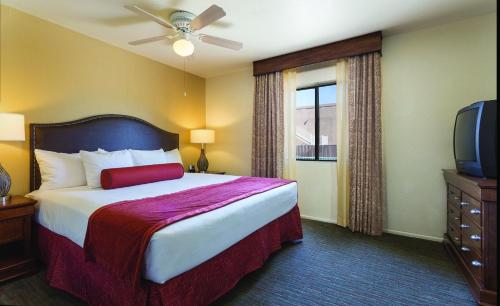 a hotel room with a bed and a flat screen tv at WorldMark Havasu Dunes in Lake Havasu City