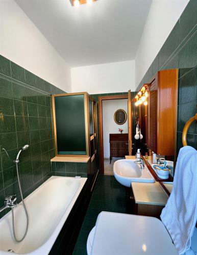 Sunny 2BR near Vatican , AC , Bus 98 Direct centre Roma