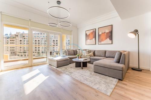 Exclusive Waterfront Residence, Near Palm Jumeirah Mall and Restaurants - Jash Hamad Shoreline B18, Palm Jumeirah by Deluxe Holiday Homes