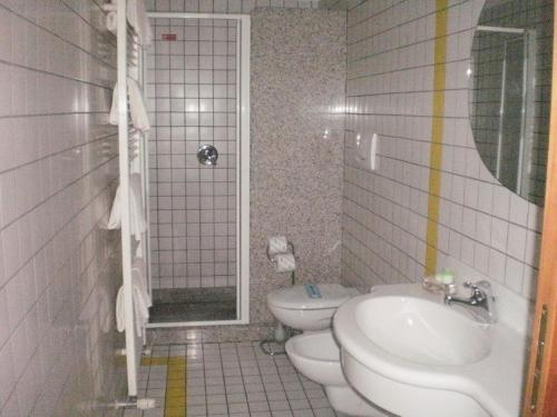 Koupelna v ubytování Hotel Serenella