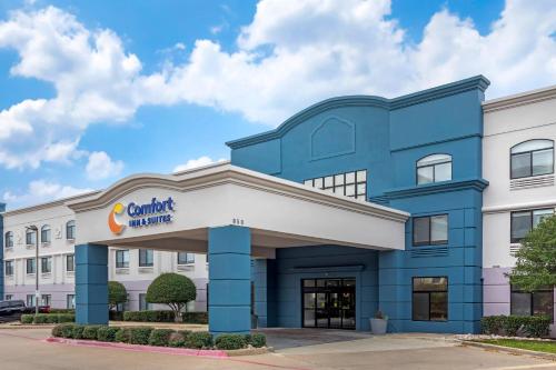 a rendering of the front of the hotel at Comfort Inn & Suites Irving Las Colinas DFW in Irving
