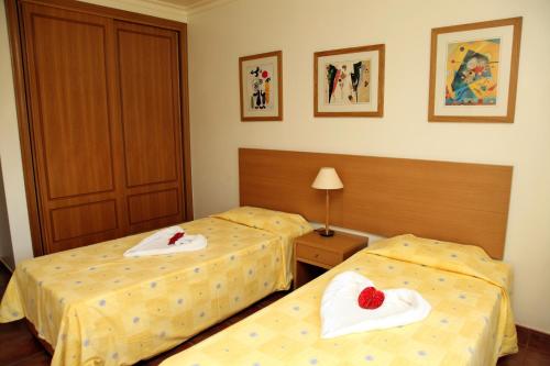 a hotel room with two beds with towels on them at Alagoa Azul in Altura