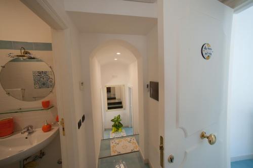 W łazience znajduje się umywalka, toaleta i prysznic. w obiekcie Palazzo Della Monica w mieście Vietri sul Mare