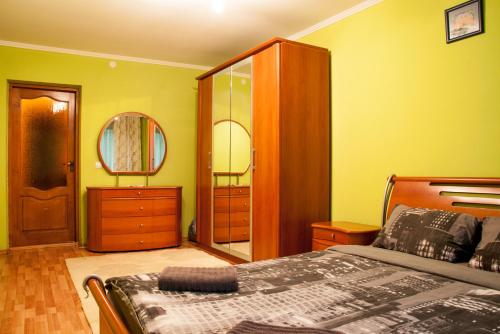 ウージュホロドにあるZankovetska,6 Streetのベッドルーム1室(ベッド1台、ドレッサー、鏡付)
